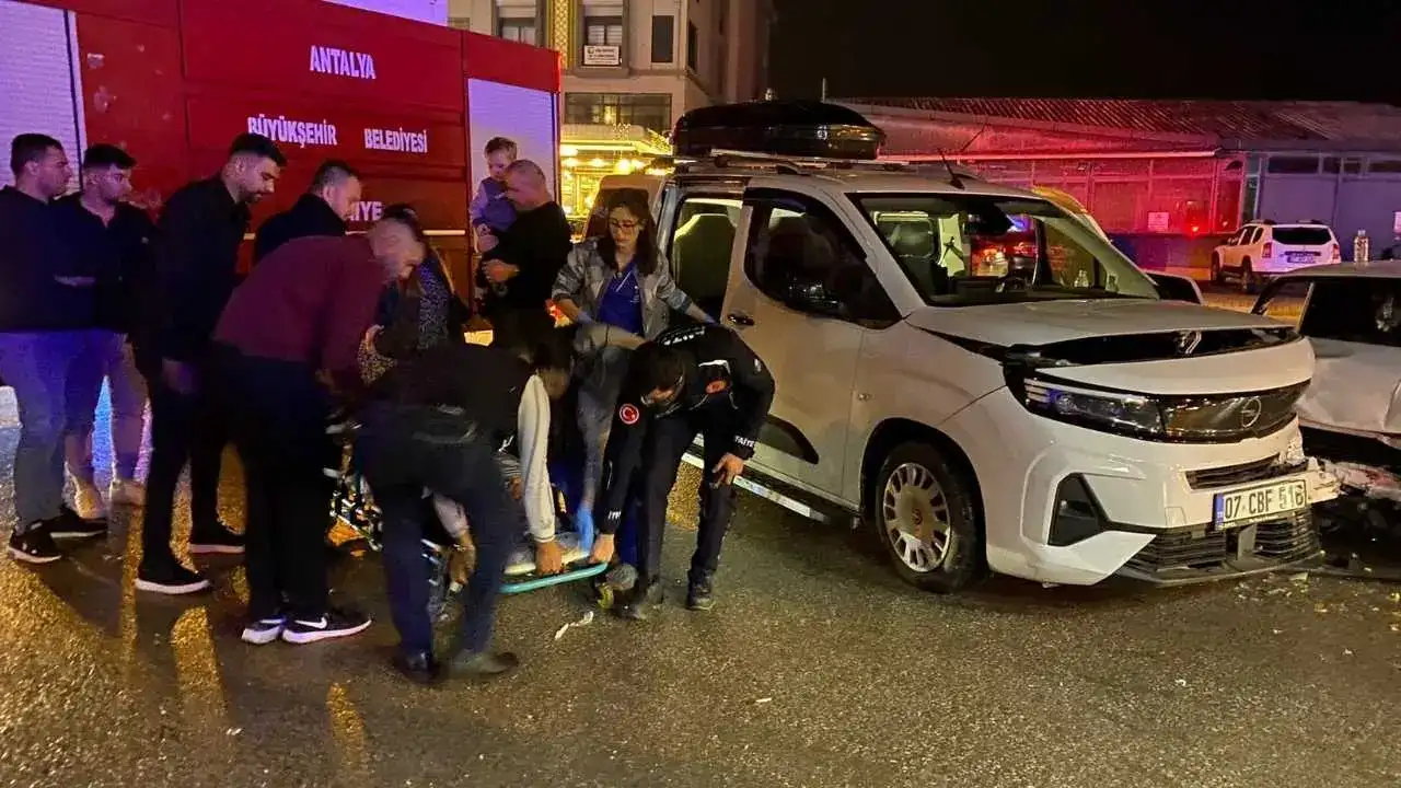 Serik Otogar Kavşağı’nda İki Araç Birbirine Girdi! 3 Yaralı 2